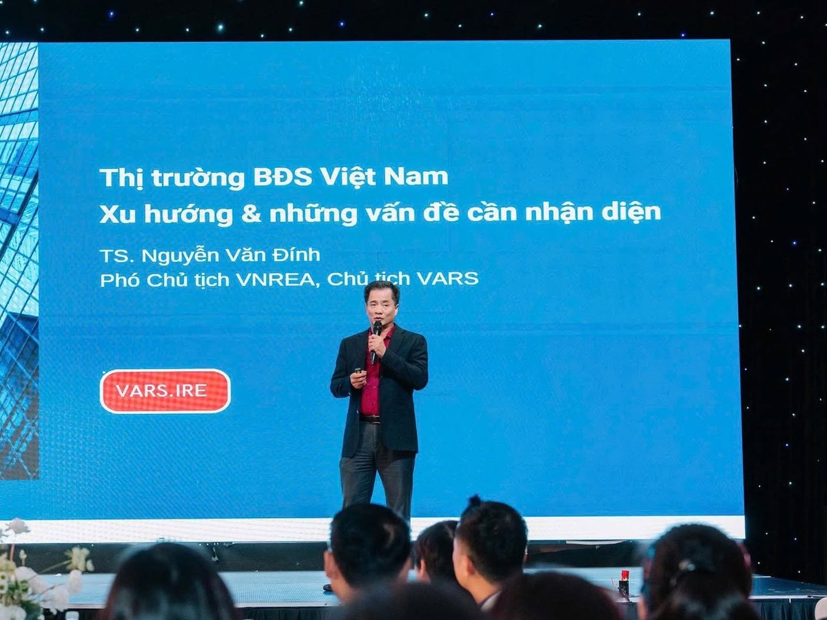 TS. Nguyễn Văn Đính trình bày chuyên đề Thị trường BĐS Việt Nam tại chương trình của Cộng đồng Kết nối Đầu tư An Phát Hưng