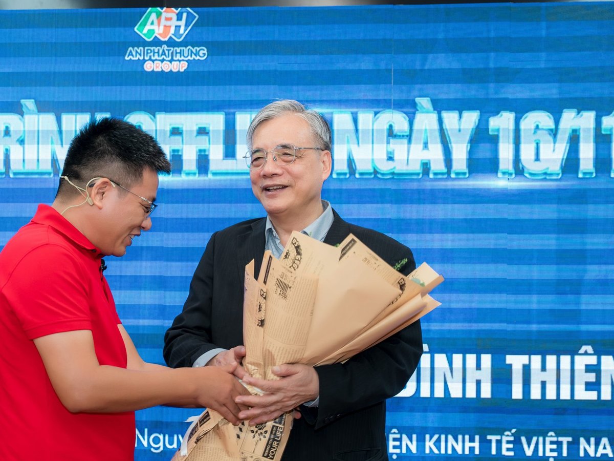PGS.TS Trần Đình Thiên cùng nhà sáng lập Dương Đình Châu trên sân khấu chương trình APH, Hà Nội 16/11/2025